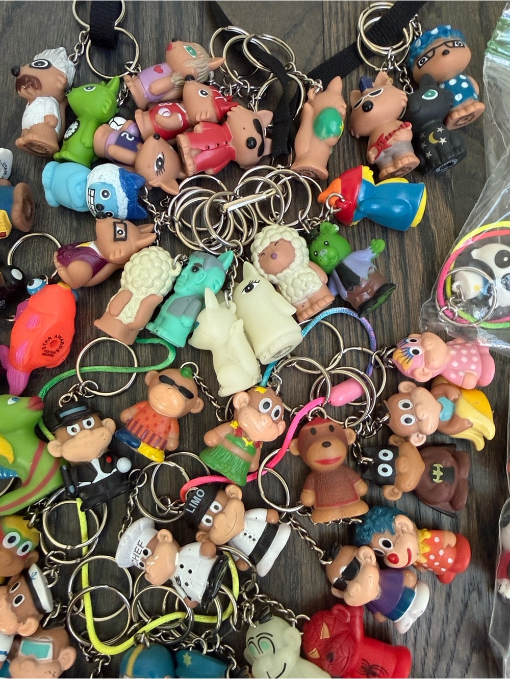 100 Collectible Keychains 1.5” Rubber 3D Key Chains Backpack Prize Favor Animals - Picture 15 of 17